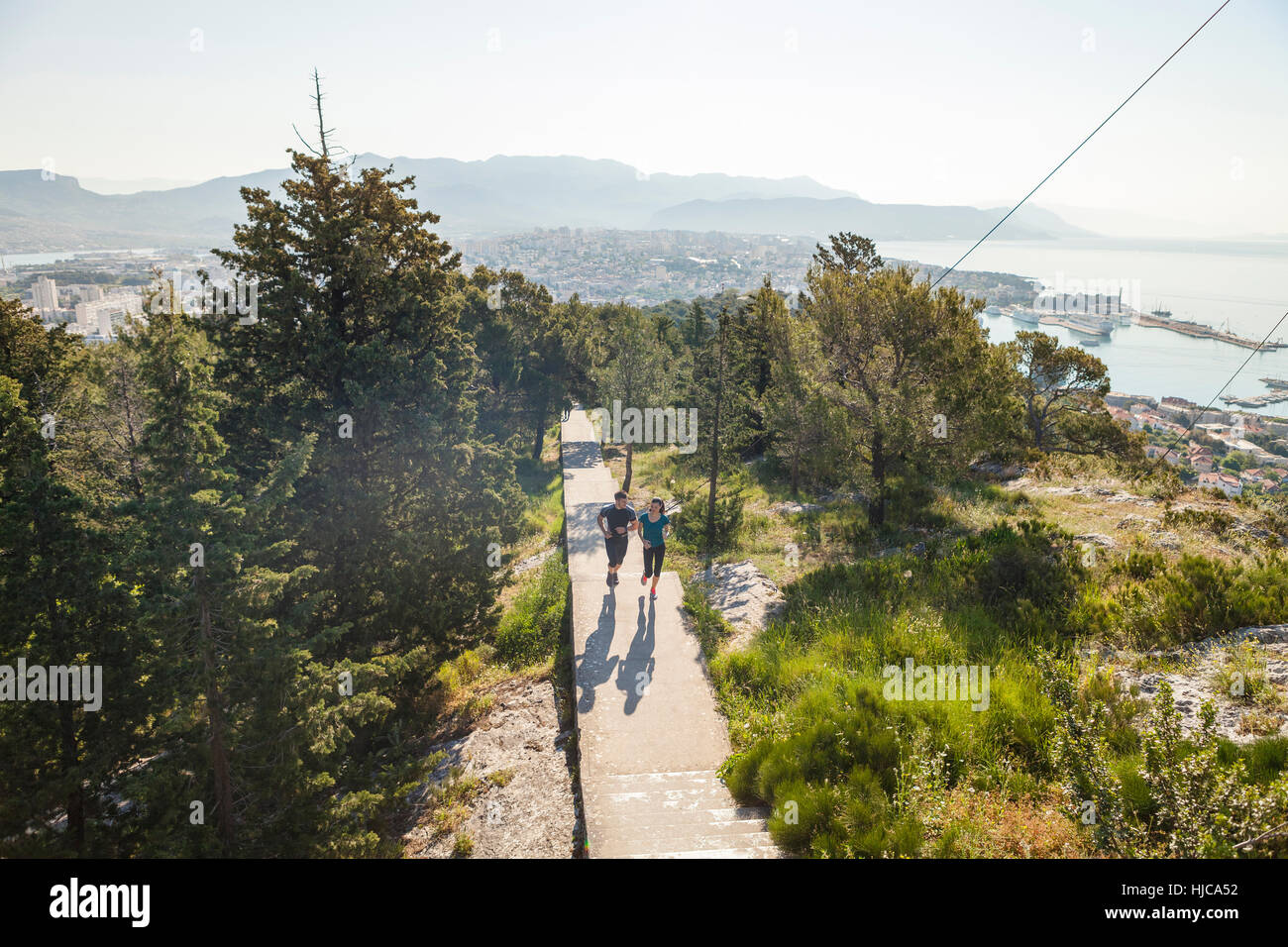 Young man and woman running in park, Split, Dalmatie, Croatie Banque D'Images