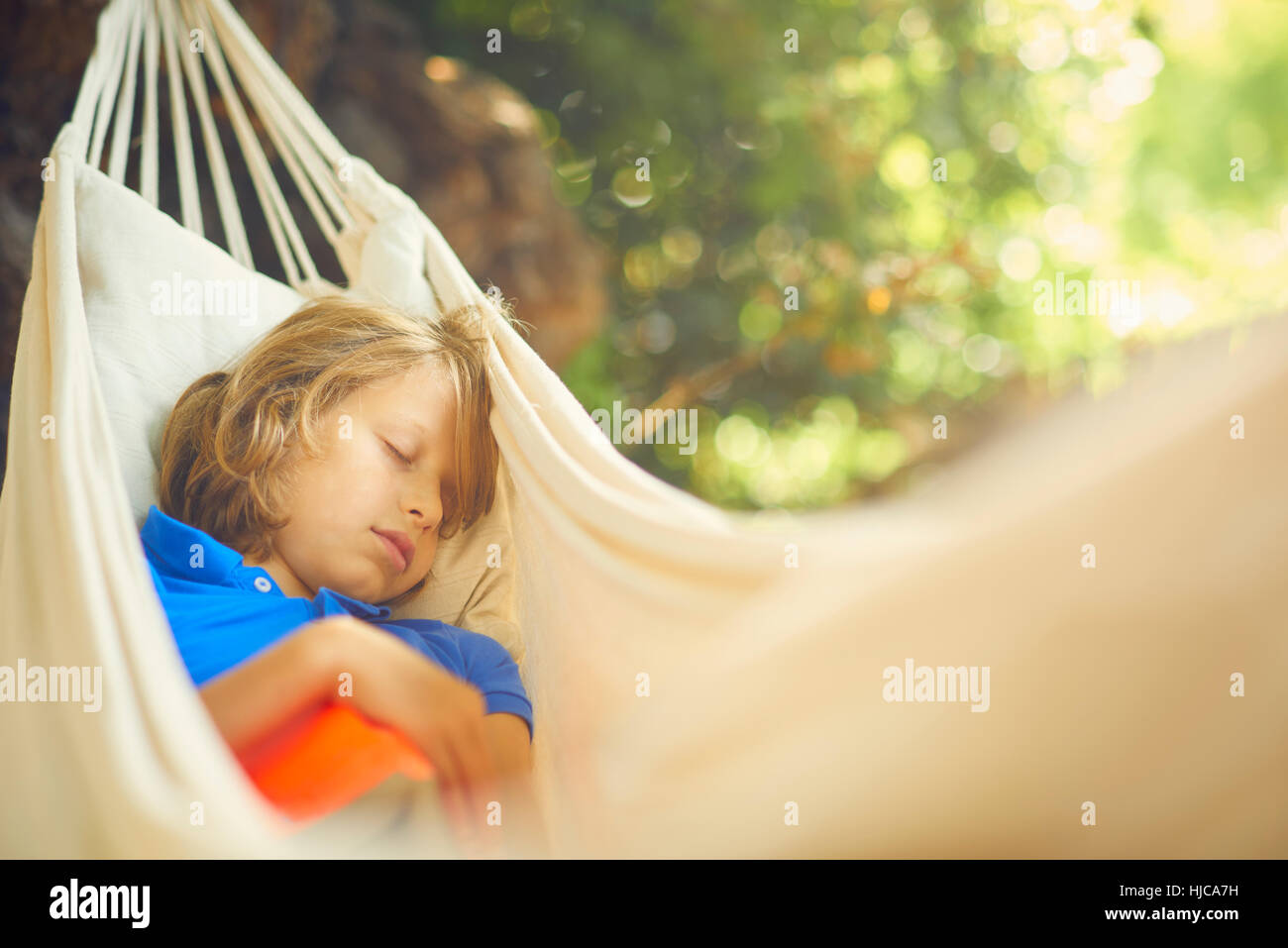 Cute boy repose dans jardin Hamac endormi Banque D'Images