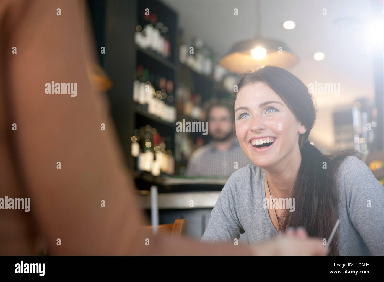 Les amis de prendre un verre dans un pub, Londres Banque D'Images