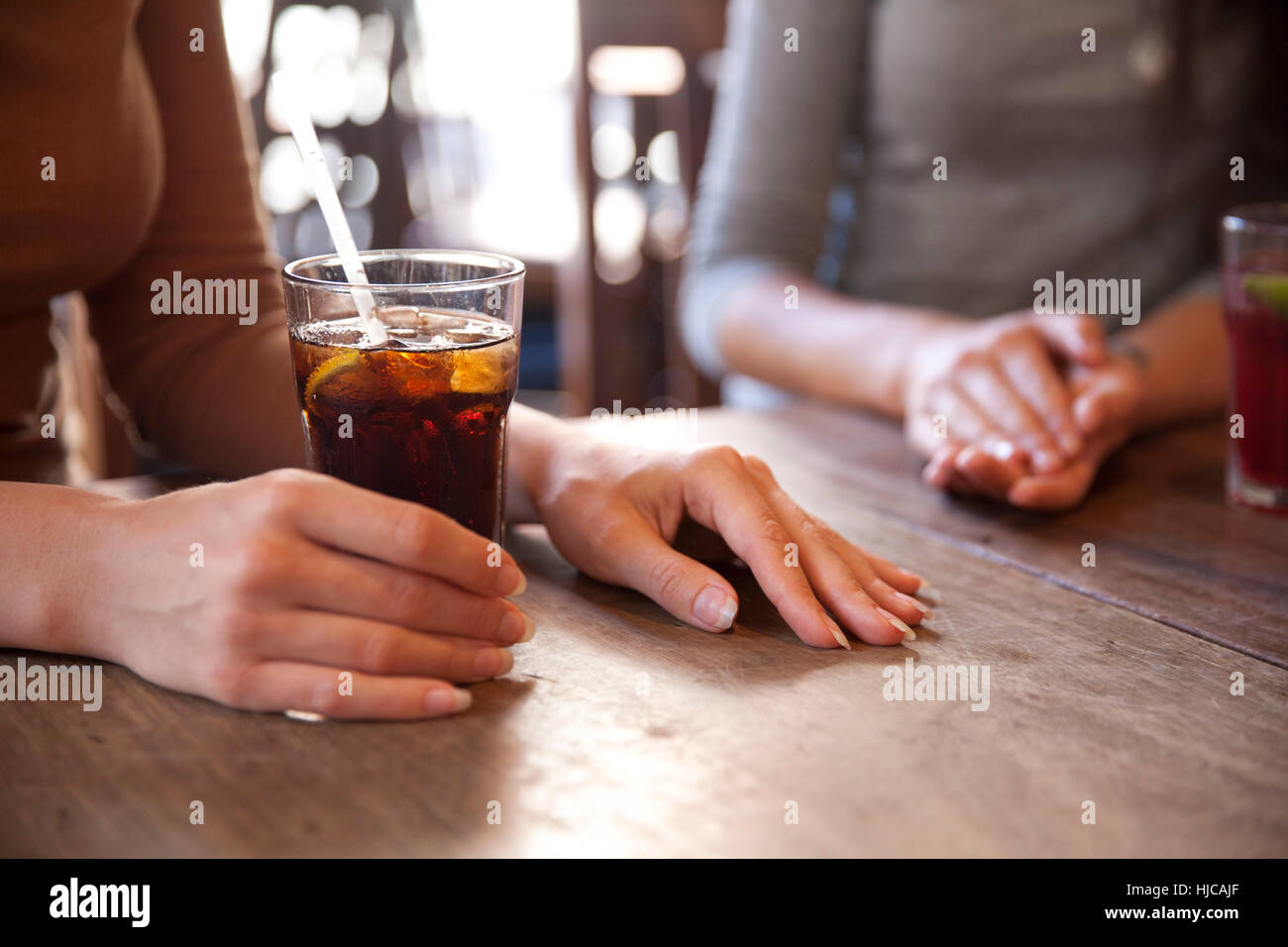 Les amis de prendre un verre dans un pub, Londres Banque D'Images