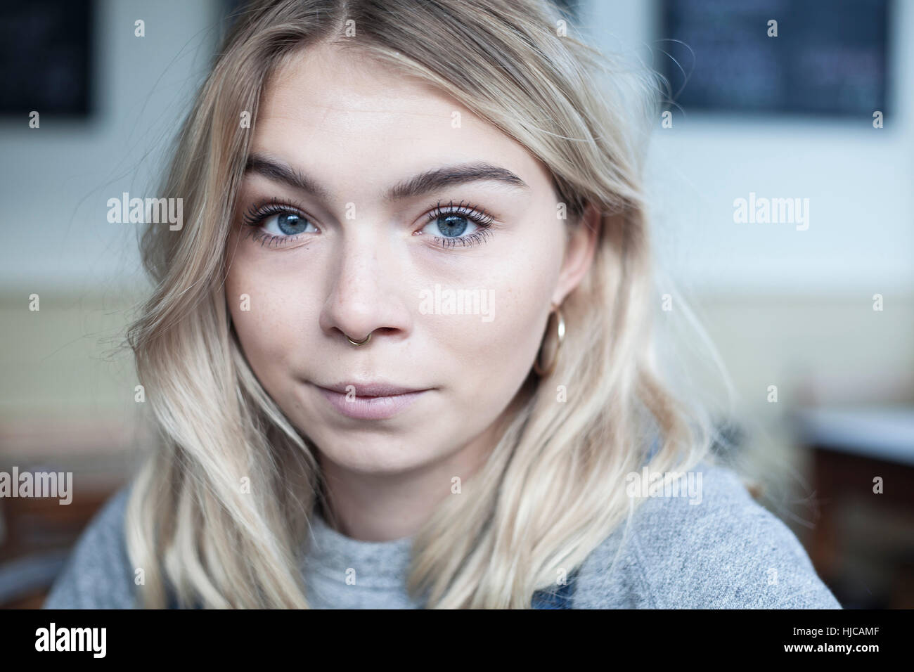 Portrait de jeune femme, in cafe Banque D'Images