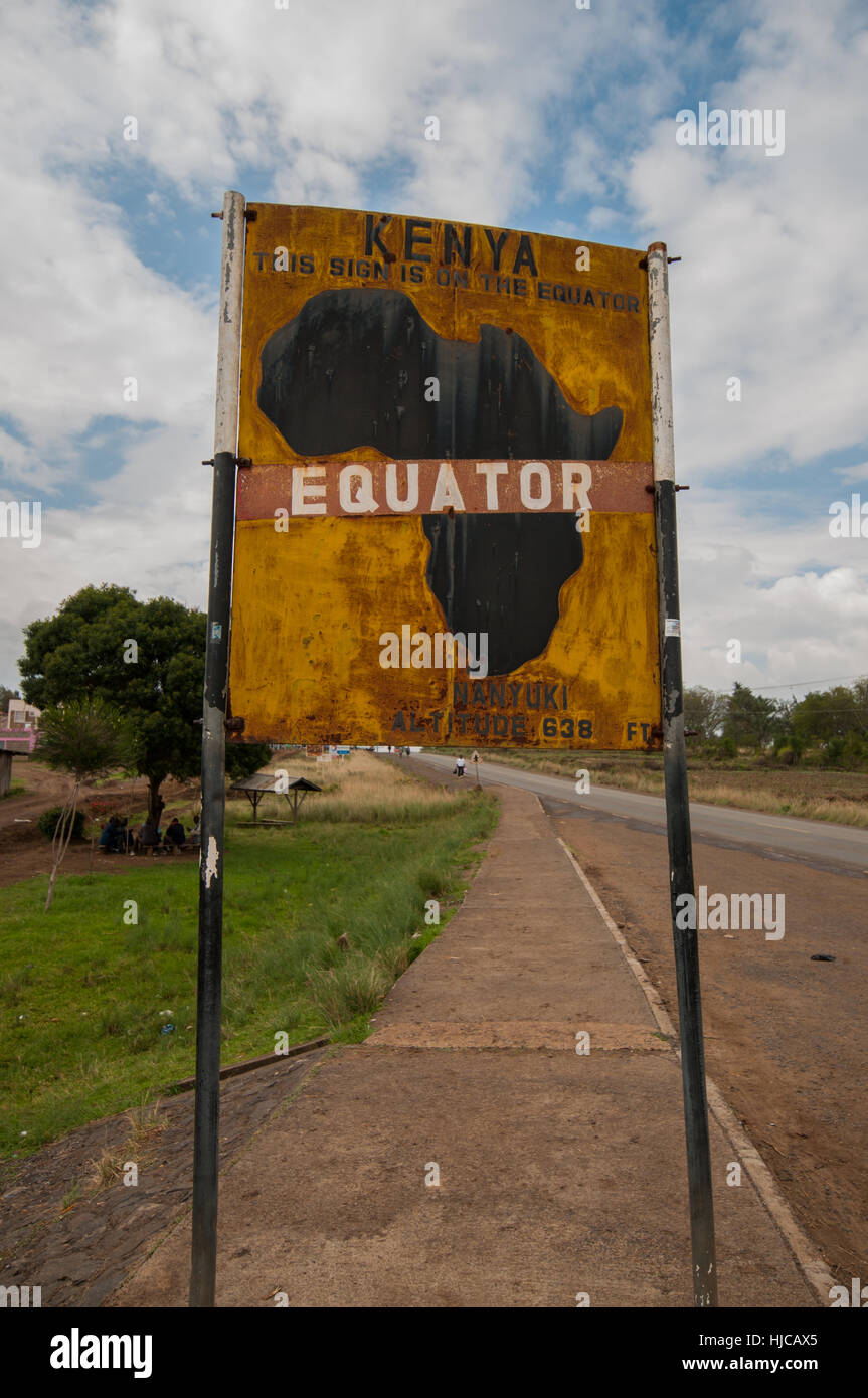 Pancarte "la ligne de l'équateur en divisant le nord et le sud des hémisphères, Nanyuku, Kenya Banque D'Images Pancarte "la ligne de l'équateur en divisant le nord et le sud des hémisphères, Nanyuku, Kenya Banque D'Images