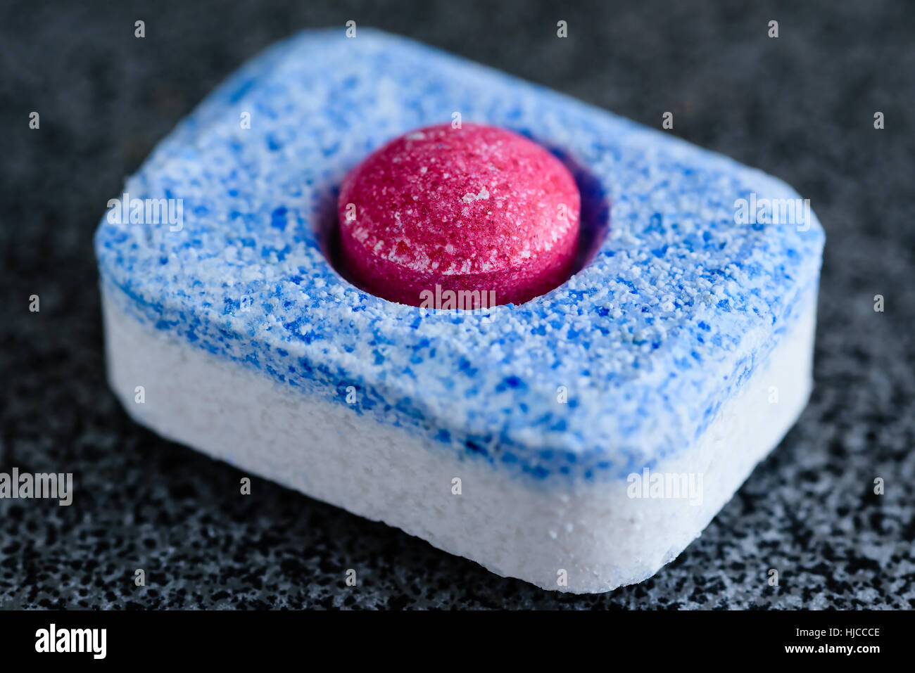 Tout-en-un tablette lave-vaisselle avec une boule rouge dans le centre. Banque D'Images