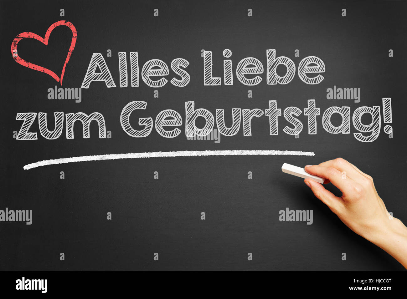 Part écrit en allemand 'Alles Liebe zum Geburtstag !' (Joyeux anniversaire) sur un tableau noir Banque D'Images