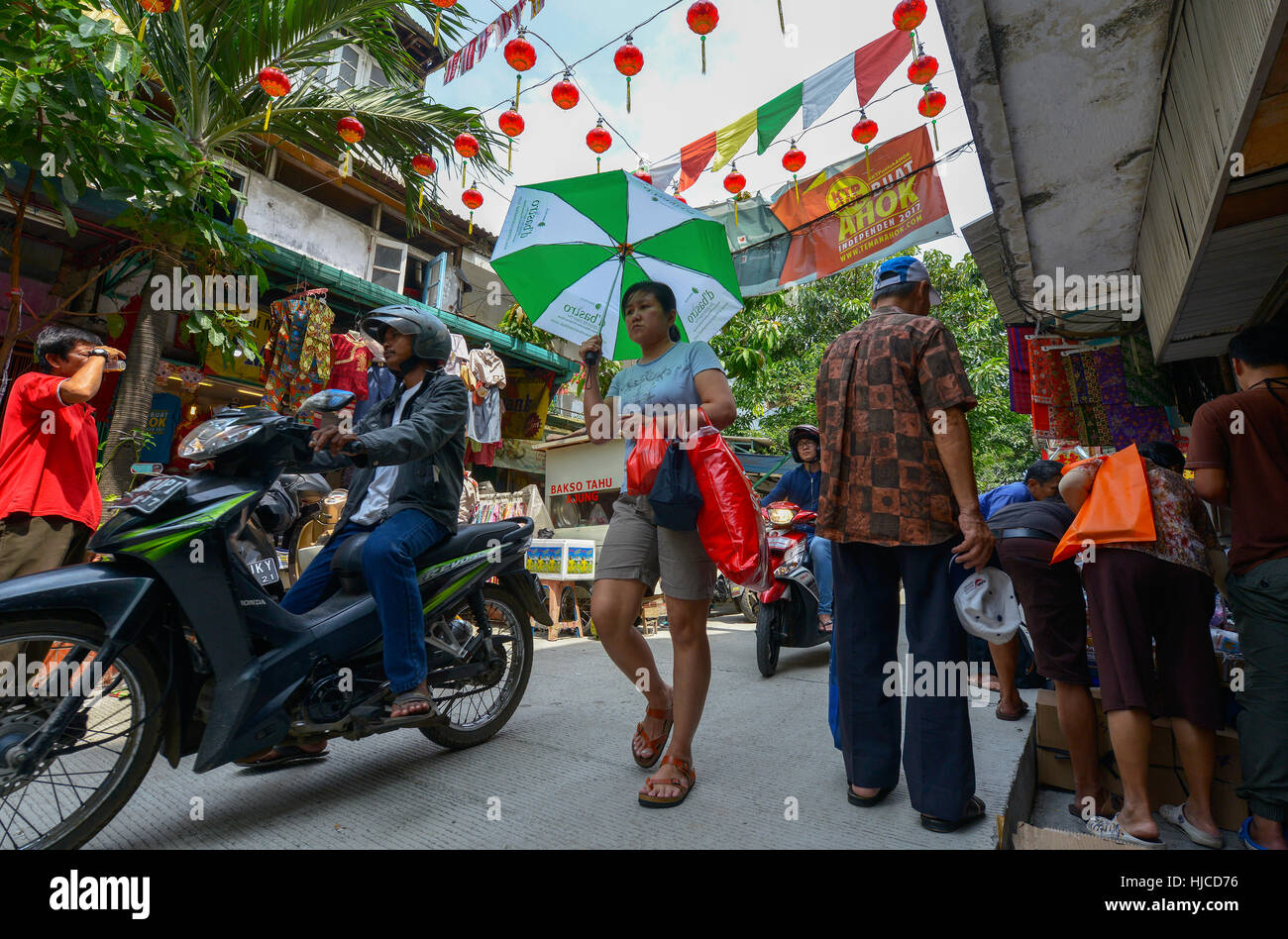 Jakarta, Java, Indonésie - Août 25 : personnes non identifiées se promener dans la rue le 25 août 2016 à Jakarta, Java, Indonésie Banque D'Images
