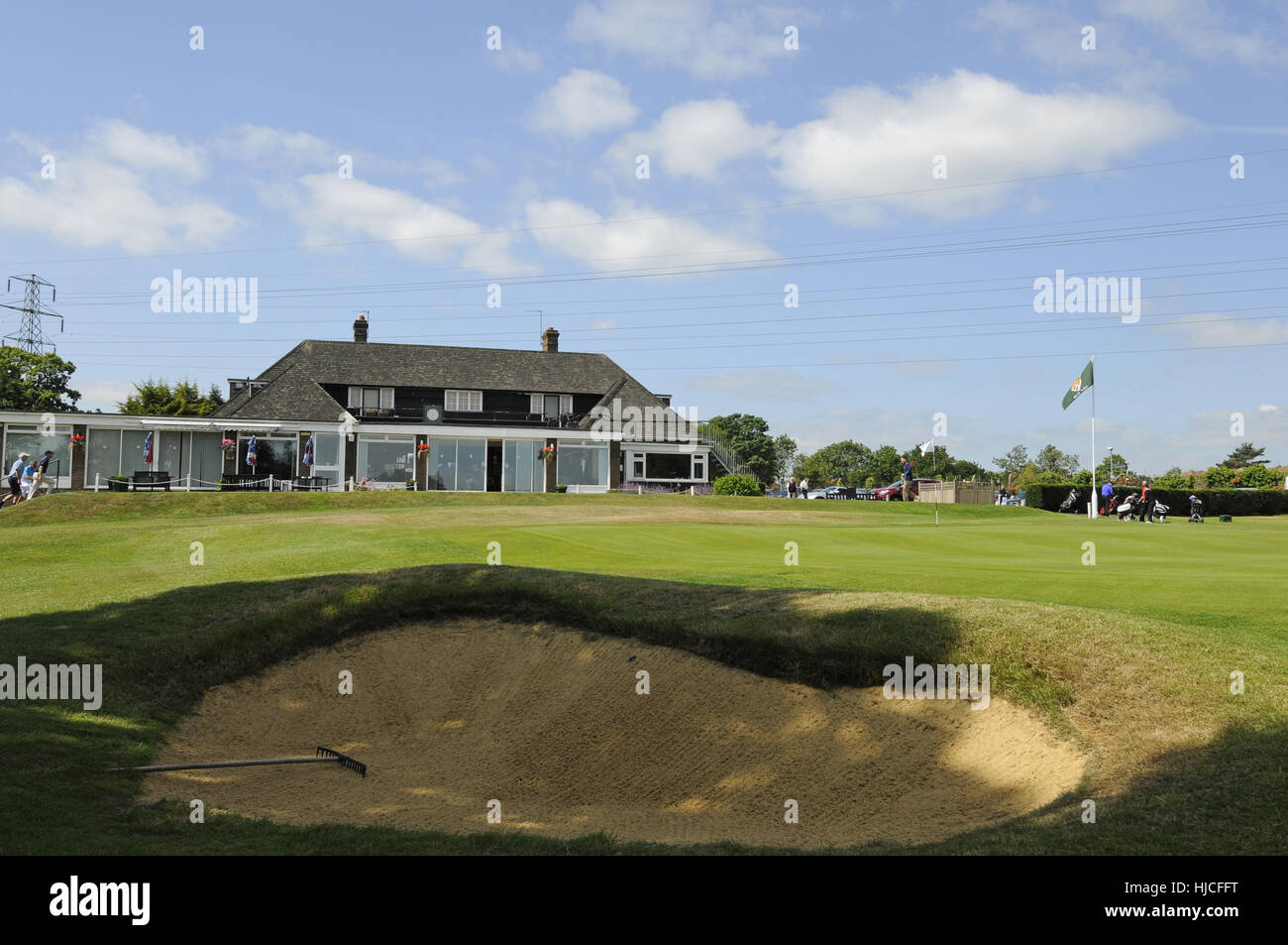 Vue sur dard bunker pour le 18ème green et le club-house, le Club de golf de Canterbury Canterbury Kent, Angleterre Banque D'Images