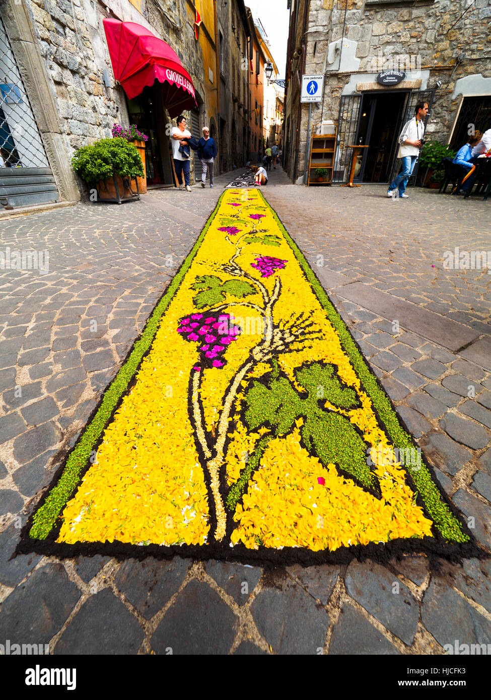 Une rue de la vieille ville de Bolsena lors du traditionnel tapis floral qui est fait chaque année pour le Corpus Christi - Bolsena, Italie Banque D'Images