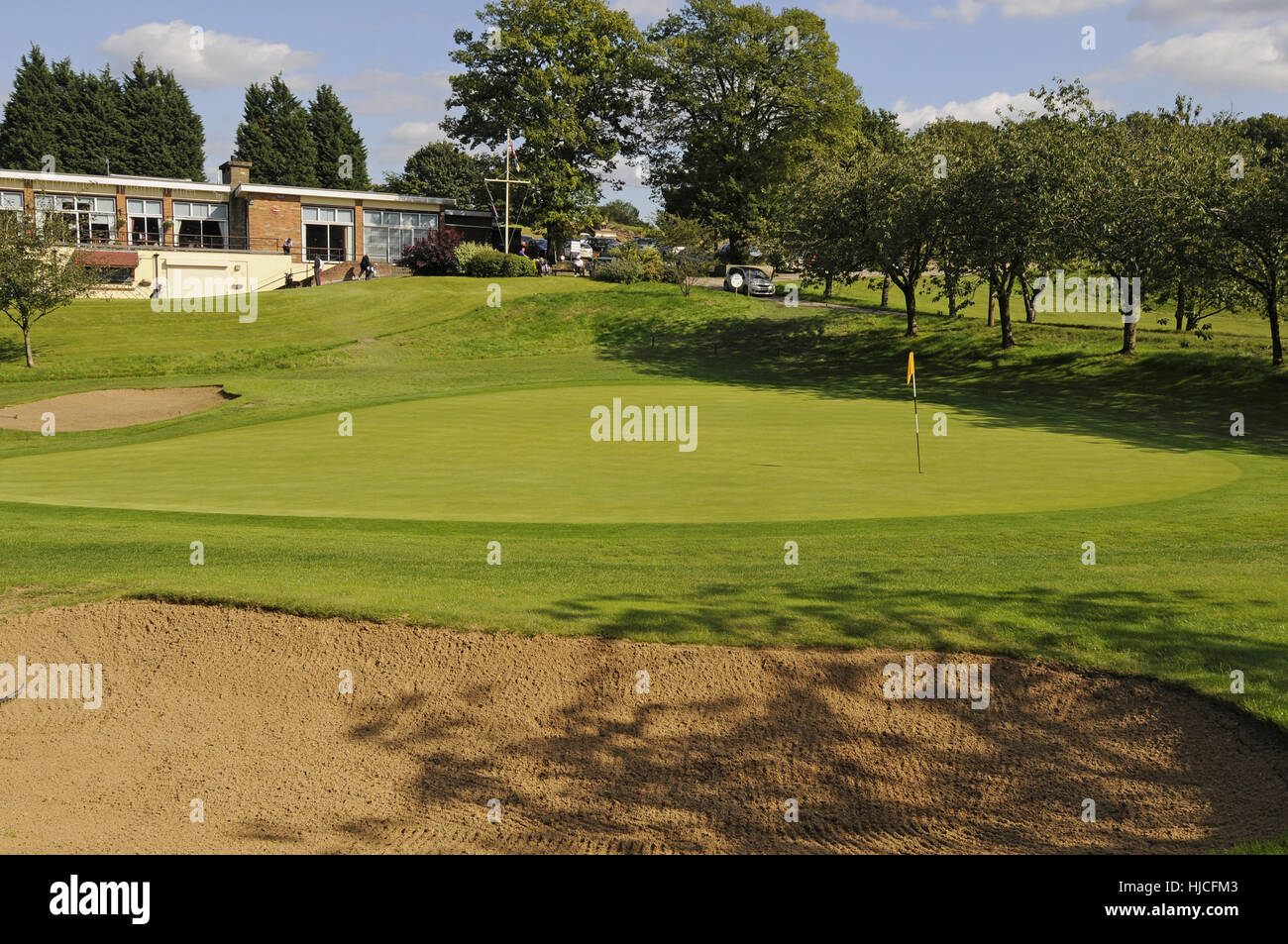 Vue sur le 18ème green du Clubhouse, Cherry Lodge Golf Club, Biggin Hill, Kent, Angleterre Banque D'Images