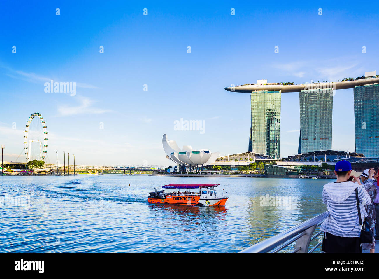 Singapour - janvier 07, 2017 : Ducktour bateau dans la baie de Plaisance et Marina Bay Sands Hotel avec beau temps en soirée. Banque D'Images