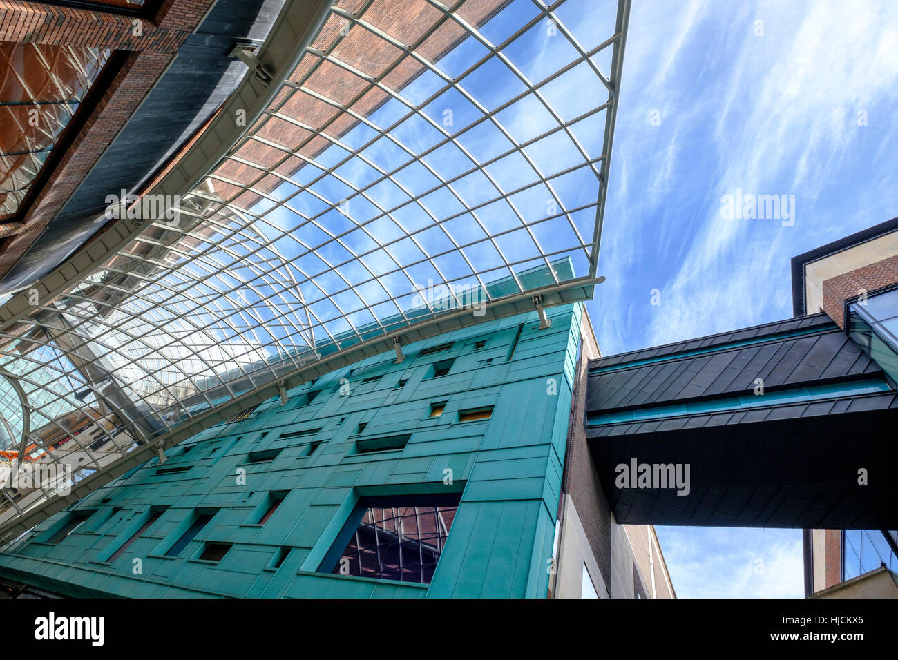 Intérieur du centre commercial Cabot Circus, Bristol, montrant turquoise fin mur du bâtiment et le passage couvert. Toit en verre. Banque D'Images