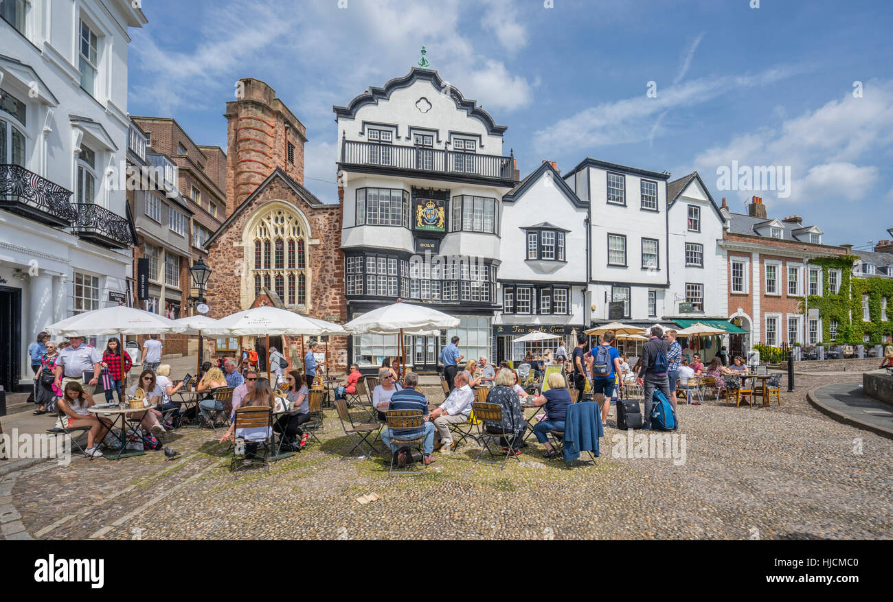 Grande Bretagne, sud-ouest de l'Angleterre, Devon, Exeter, restaurants en plein air à proximité de la cathédrale avec vue sur l'église St Martin et Moll's Coffee House Banque D'Images