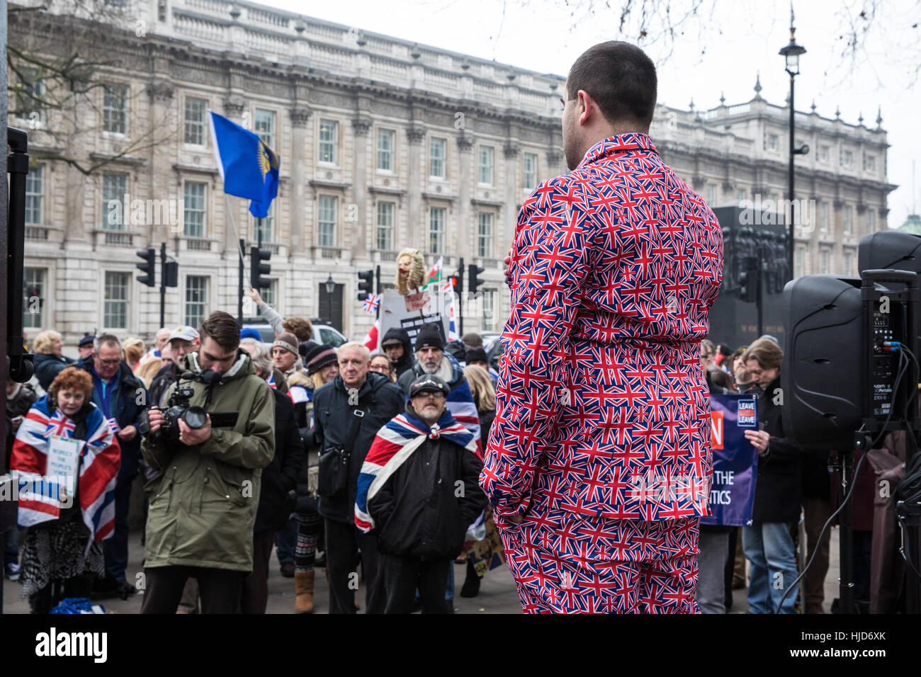 Londres, Royaume-Uni. 23 janvier, 2017. Mark Childs, Vice-président de la Direction générale de Rugby pro-Adresses de l'UKIP, Brexit Brexit militants participant à une "forte et Pacifique fier' rally en dehors de Downing Street. Les militants ont l'intention d'assurer que l'UE vote référendaire est mis en œuvre. Credit : Mark Kerrison/Alamy Live News Banque D'Images