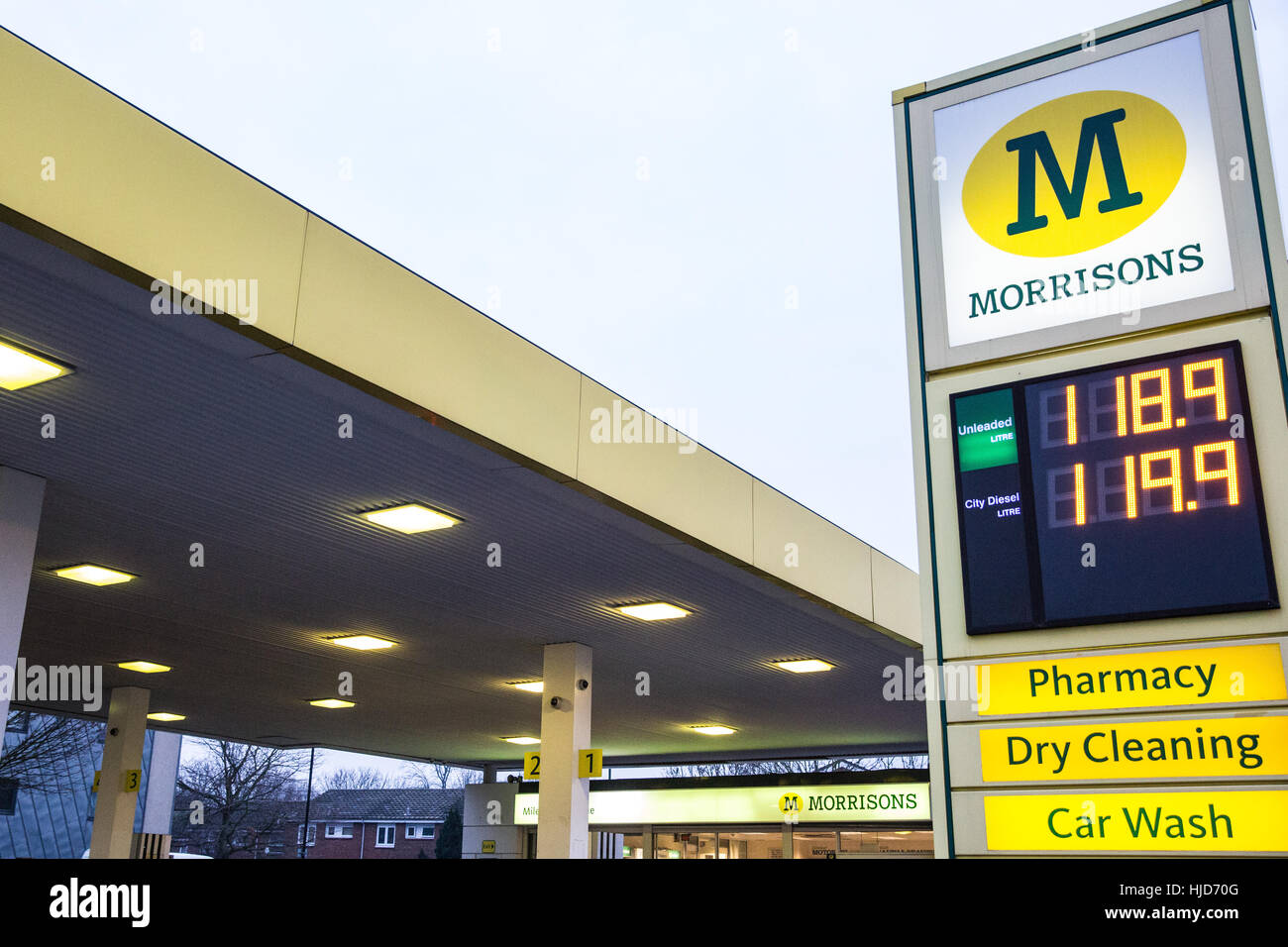 Londres, Royaume-Uni. 23 janvier, 2017. Une station essence de supermarché Morrisons Peckham, dans le sud de Londres. Syndicat Unite, qui représente les conducteurs qui offrent de l'essence à 55 stations essence Morrisons à Londres, du Sud-Est et de l'East Anglia, est en ce moment vote pour une action à la suite d'un différend concernant un "conducteur" ocked €5 200 chaînes. Credit : Mark Kerrison/Alamy Live News Banque D'Images