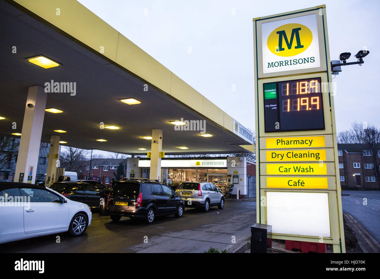 Londres, Royaume-Uni. 23 janvier, 2017. Une station essence de supermarché Morrisons Peckham, dans le sud de Londres. Syndicat Unite, qui représente les conducteurs qui offrent de l'essence à 55 stations essence Morrisons à Londres, du Sud-Est et de l'East Anglia, est en ce moment vote pour une action à la suite d'un différend concernant un "conducteur" ocked €5 200 chaînes. Credit : Mark Kerrison/Alamy Live News Banque D'Images