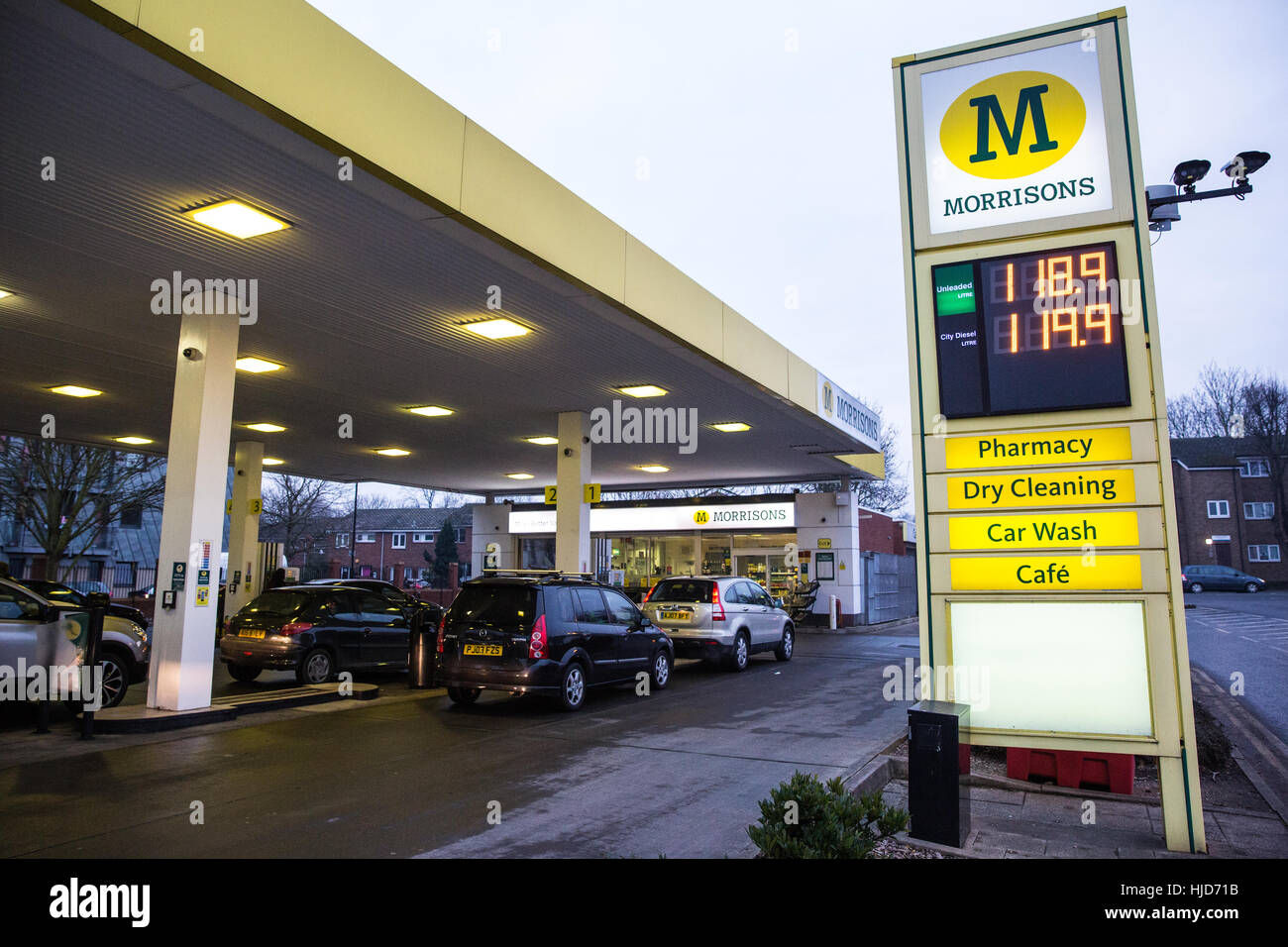 Londres, Royaume-Uni. 23 janvier, 2017. Une station essence de supermarché Morrisons Peckham, dans le sud de Londres. Syndicat Unite, qui représente les conducteurs qui offrent de l'essence à 55 stations essence Morrisons à Londres, du Sud-Est et de l'East Anglia, est en ce moment vote pour une action à la suite d'un différend concernant un "conducteur" ocked €5 200 chaînes. Credit : Mark Kerrison/Alamy Live News Banque D'Images