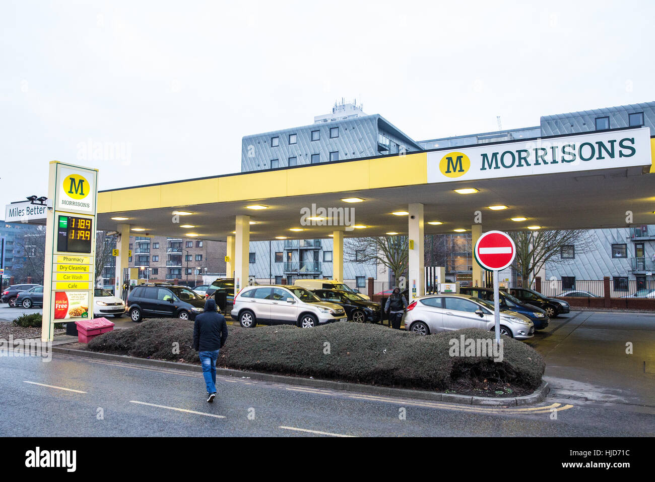 Londres, Royaume-Uni. 23 janvier, 2017. Une station essence de supermarché Morrisons Peckham, dans le sud de Londres. Syndicat Unite, qui représente les conducteurs qui offrent de l'essence à 55 stations essence Morrisons à Londres, du Sud-Est et de l'East Anglia, est en ce moment vote pour une action à la suite d'un différend concernant un "conducteur" ocked €5 200 chaînes. Credit : Mark Kerrison/Alamy Live News Banque D'Images