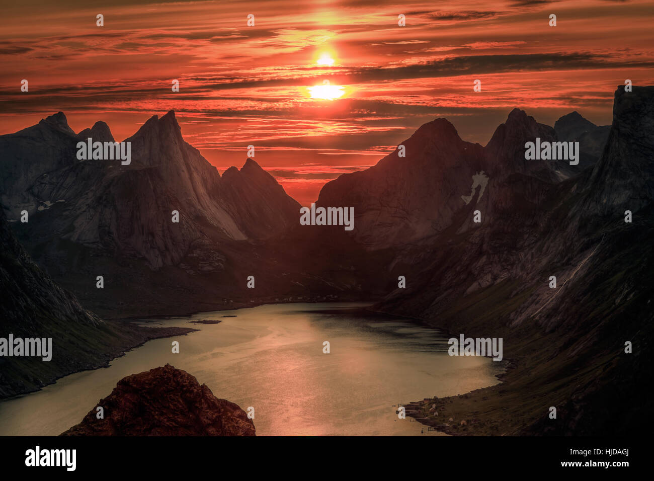 Minuit soleil derrière les montagnes. En été, les îles Lofoten en Norvège Banque D'Images