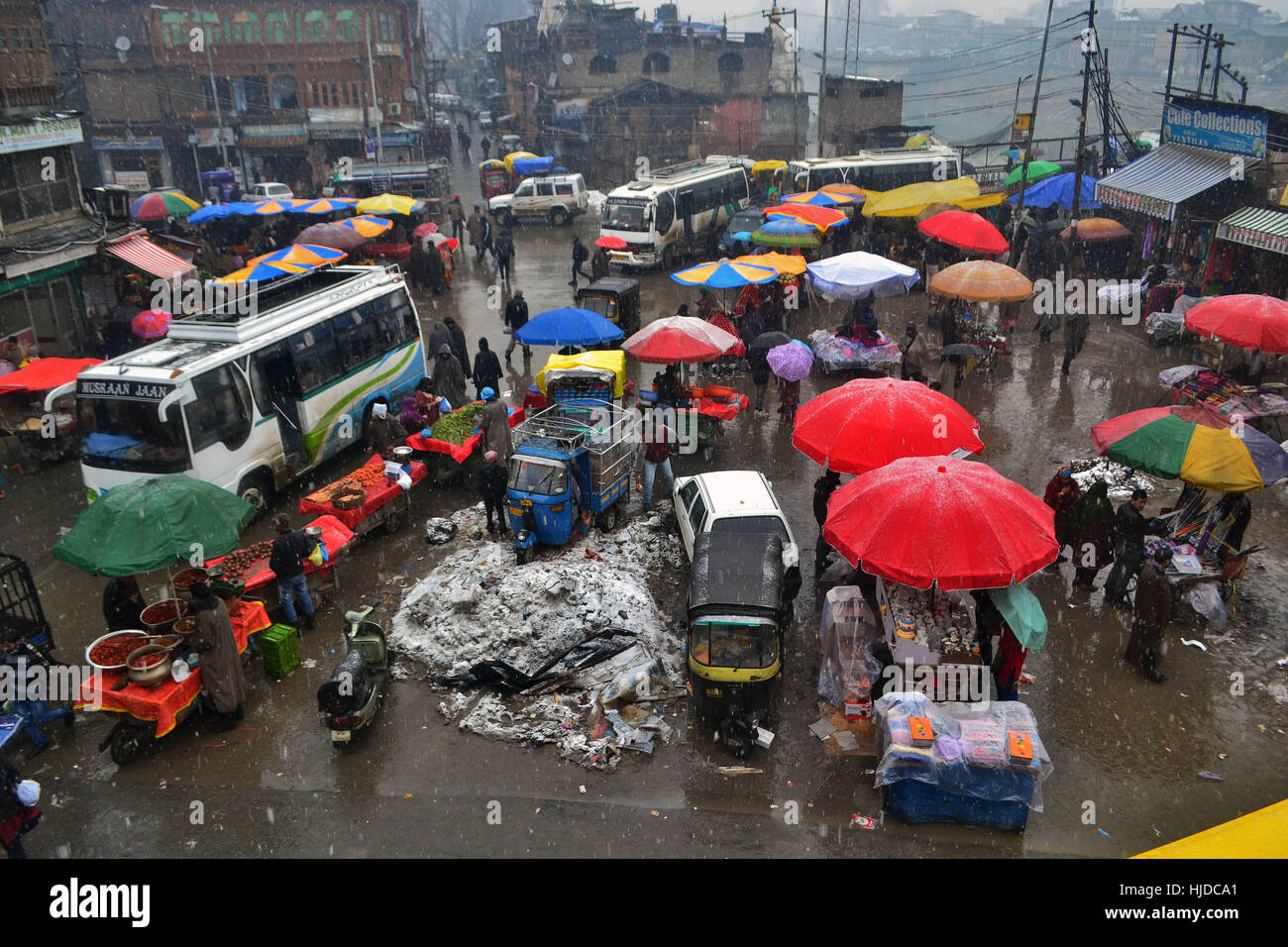 Srinagar, au Cachemire. 24 Jan, 2017. Un aperçu de l'Goni Khan market lors d'une chute de neige fraîche à Srinagar, Cachemire sous administration indienne. Les chutes de neige fraîche a été enregistrée dans de nombreux domaines, en particulier dans les plus reculés de cachemire, conduisant à la fermeture de Srinagar-Jammu autoroute nationale, alors même que plus de temps humide a été prévu au cours des prochains jours. Credit : Saqib Majeed/Alamy Live News Banque D'Images