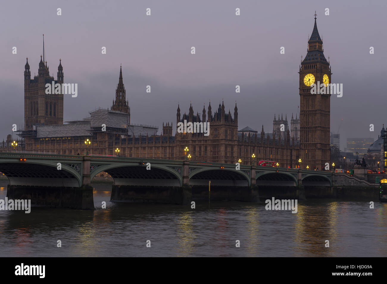 Le pont de Westminster, Londres, Royaume-Uni. 25 Jan, 2017. Météo. Des bancs de brouillard à Millbank et Vauxhall mais tôt le matin, les navetteurs traverser le pont de Westminster en gris de l'hiver avec le banc de brouillard vu derrière le Palais de Westminster. Credit : Malcolm Park editorial/Alamy Live News Banque D'Images