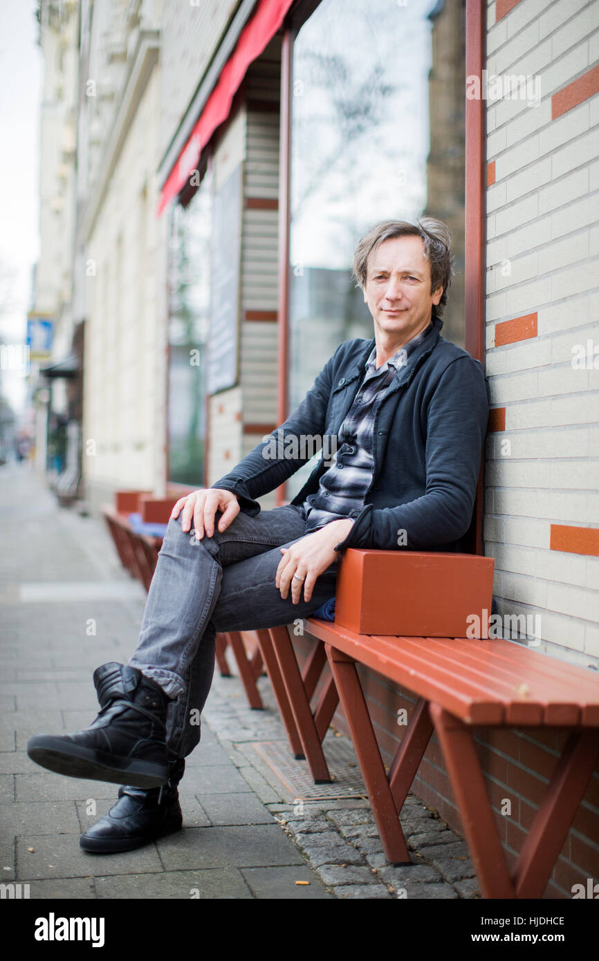 Düsseldorf, Allemagne. 20 Jan, 2017. Le compositeur et pianiste allemand Volker Bertelmann, aussi connu sous le nom de "Hauschka', se trouve en face d'un café à Duesseldorf, Allemagne, 20 janvier 2017. En collaboration avec le musicien américain O'Halloran, il a été nominé pour un Academy Award pour sa bande-son pour le film 'Lion'. Photo : Rolf Vennenbernd/dpa/Alamy Live News Banque D'Images