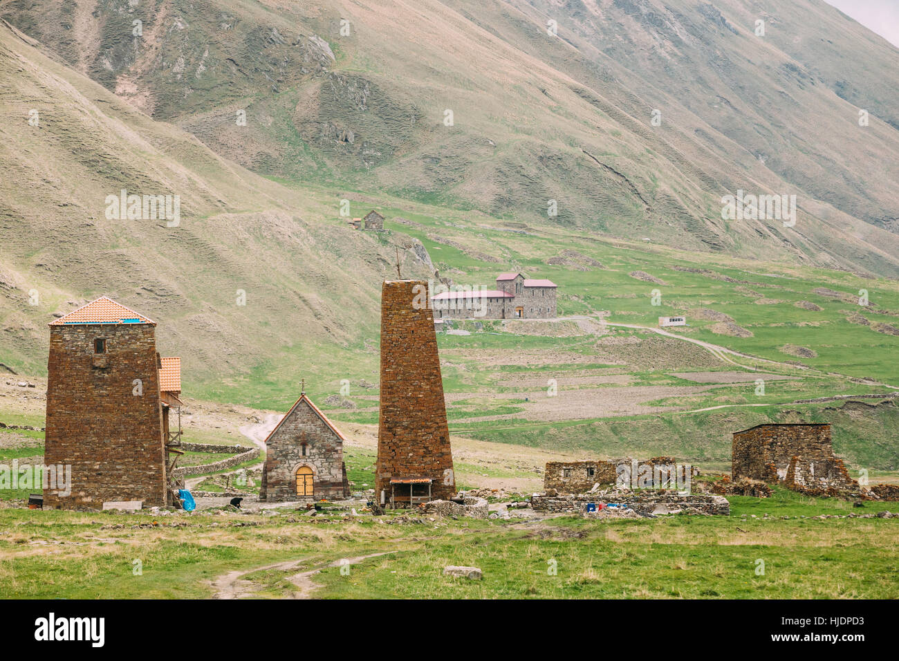 Couvent et ancienne vieille tour en pierre d'Abano Village de Truso mtianeti à gorge Mtskheta-région, la Géorgie. Montagnes dans la Gorge de Truso, Kazbegi district Banque D'Images