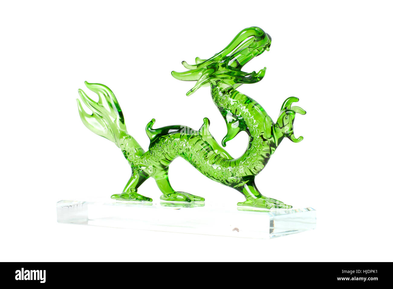 Green dragon chinois traditionnel verre isolé sur fond blanc. Statuette de Feng Shui. Banque D'Images
