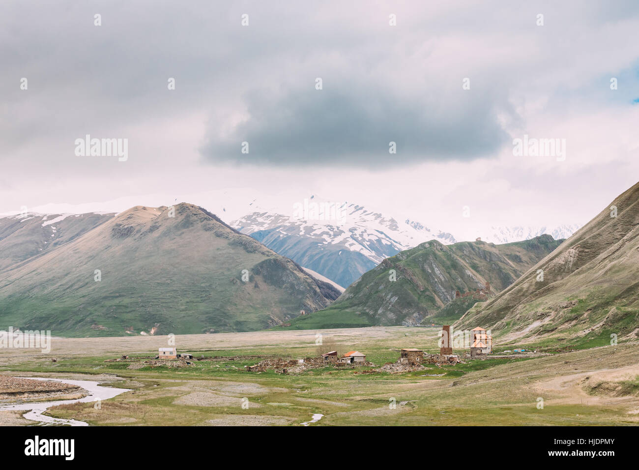 Couvent et ancienne vieille tour en pierre d'Abano Village de Truso mtianeti à gorge Mtskheta-région, la Géorgie. Montagnes dans la Gorge de Truso, Kazbegi district Banque D'Images