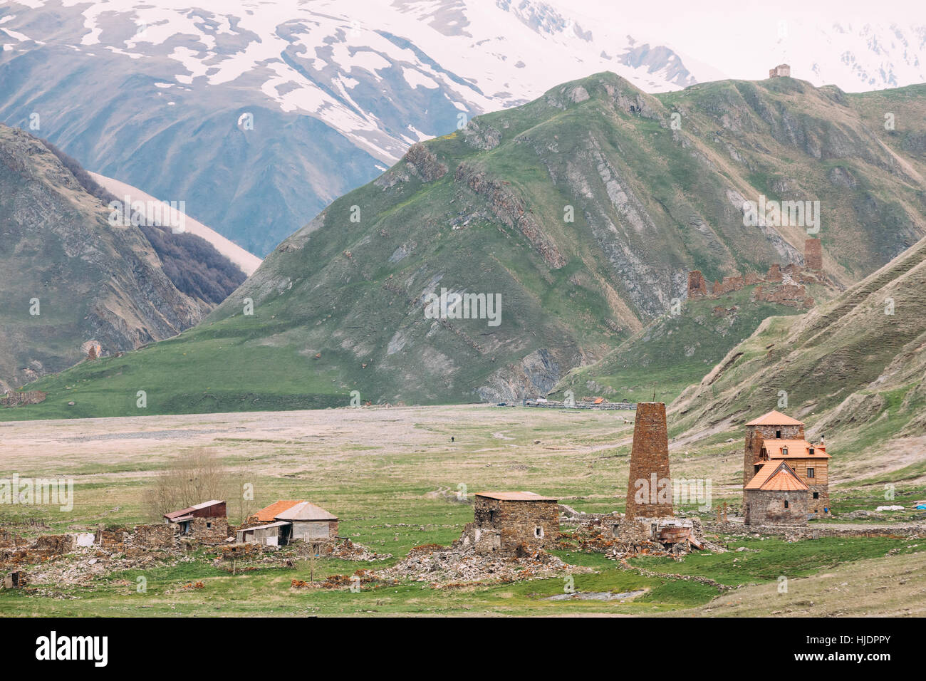Couvent et ancienne vieille tour en pierre d'Abano Village de Truso mtianeti à gorge Mtskheta-région, la Géorgie. Montagnes dans la Gorge de Truso, Kazbegi district Banque D'Images