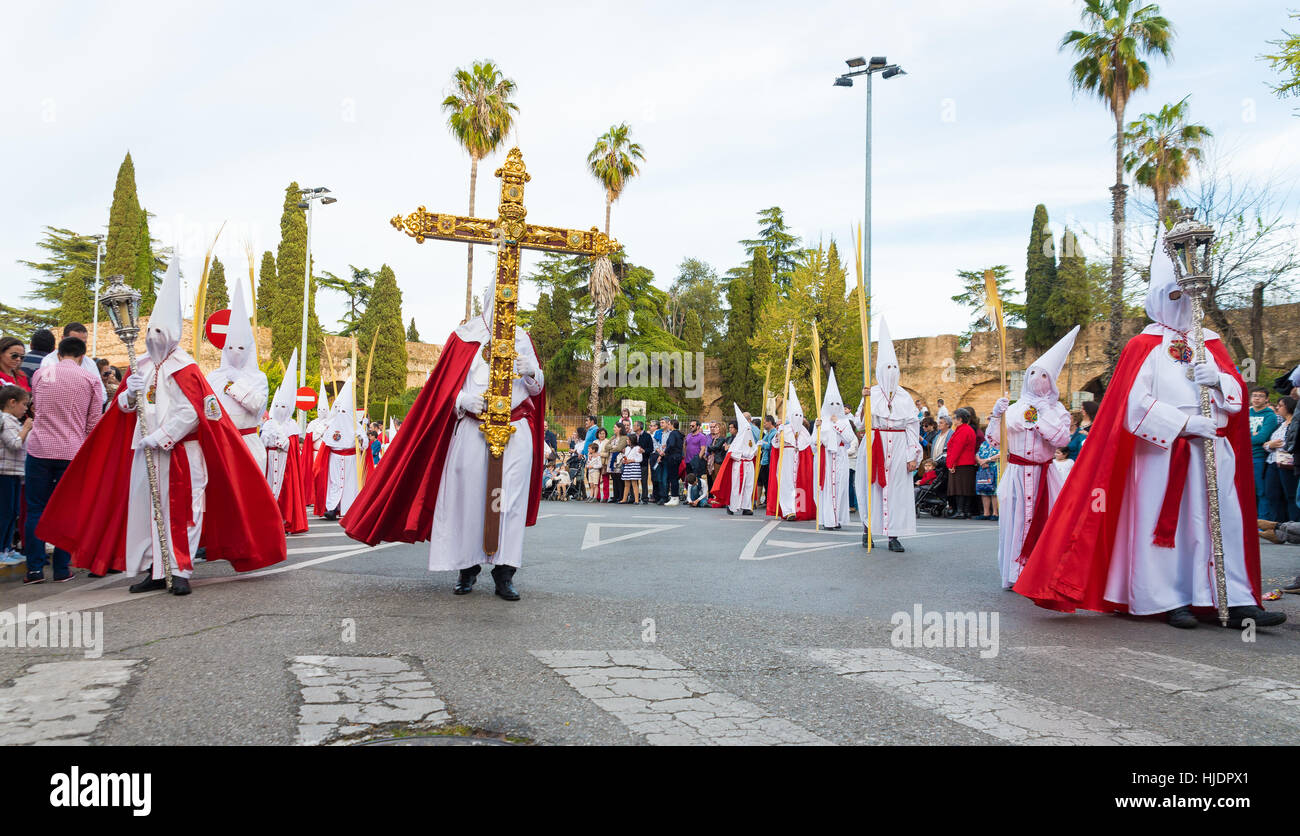 Badajoz, Espagne - mars 29, 2015:Un groupe de Nazaréens qui participent à la procession du Dimanche des Rameaux Banque D'Images