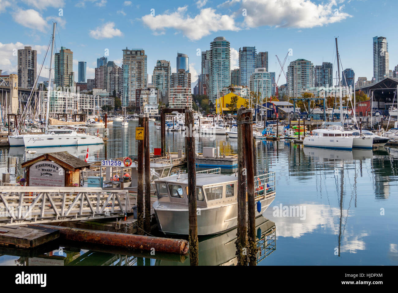 Vue sur Fisherman's Wharf en direction du centre-ville de Vancouver de Granville Island, British Columbia, Canada. Banque D'Images