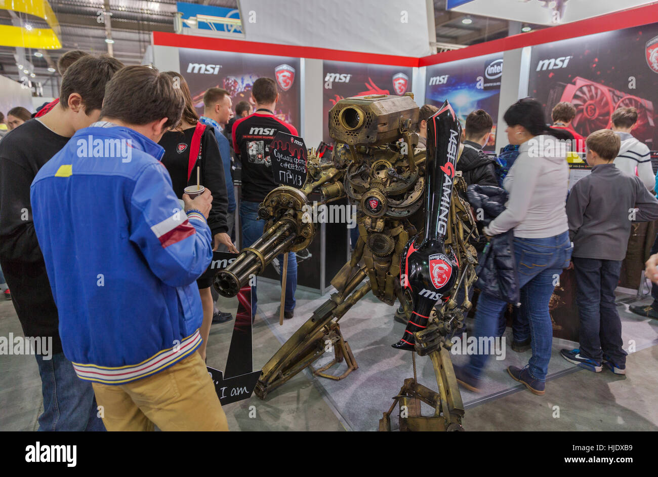 KIEV, UKRAINE - le 11 octobre 2015 : visite des gens, un taiwanais MSI information technology corporation stand lors de l'ECO 2015, le plus grand de trad de l'électronique Banque D'Images