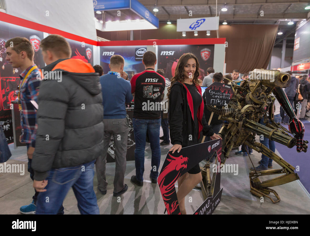 KIEV, UKRAINE - le 11 octobre 2015 : visite des gens, un taiwanais MSI information technology corporation stand lors de l'ECO 2015, le plus grand de trad de l'électronique Banque D'Images