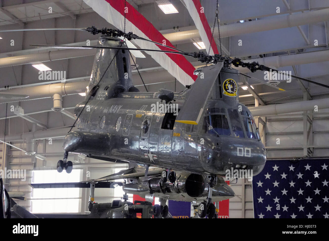Un hélicoptère CH-47 Chinook gris sur l'affichage à un musée. Banque D'Images
