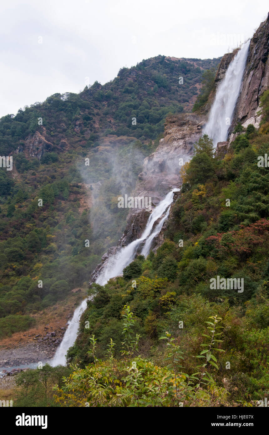 Nuranang ou Bong Bong Cascade, Jang Valley, de l'Arunachal Pradesh, Inde. A figuré dans les films de Bollywood. Banque D'Images