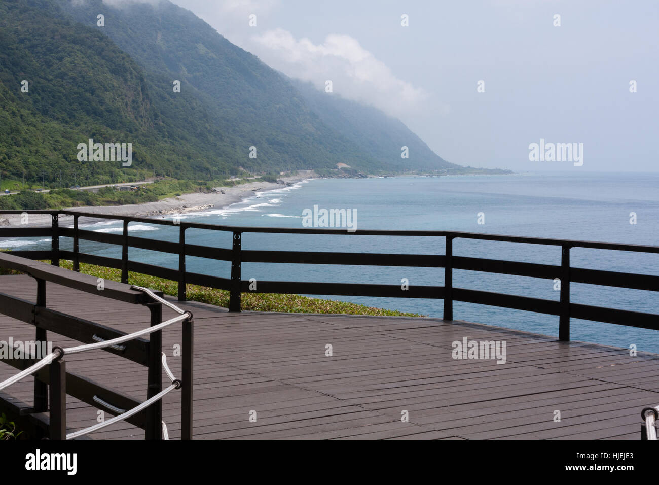 Sentier à l'aire de repos en Fengbin - Haikou Township, comté de Hualien, Taïwan. L'Est est confrontée l'océan Pacifique et l'Ouest est la chaîne de montagnes côtière Banque D'Images