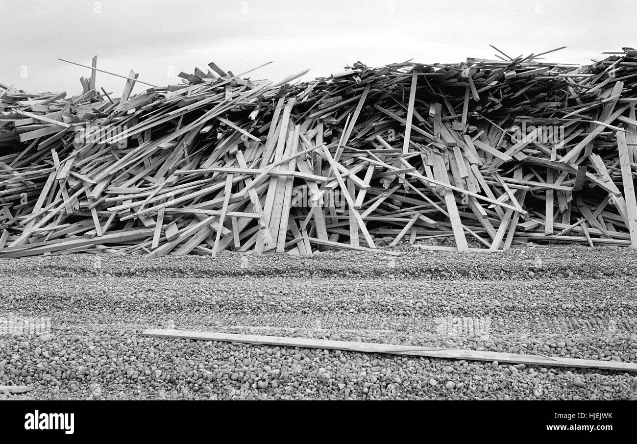 AJAXNETPHOTO. 2008. WORTHING (ANGLETERRE). - CARGAISON DE NAVIRE LAVÉ À TERRE - ÉNORME MONTAGNE DE BOIS DE BUIS SAWN DU NAVIRE CARGO ICE PRINCE QUI A COULÉ DANS LE CANAL, ÉCHOUÉ SUR LA PLAGE DE LA VILLE. PHOTO :JONATHAN EASTLAND/AJAX REF :81514 2 B5 1 Banque D'Images