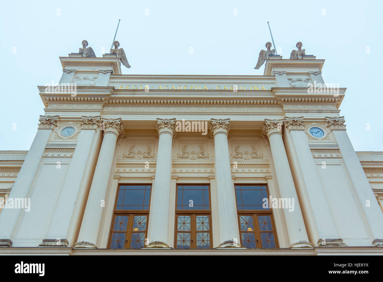 Bâtiment principal de l'Université de Lund. La façade avec des piliers contre le ciel bleu. Sur le dessus est quatre sphinx et deux ont des couronnes de lauriers Banque D'Images