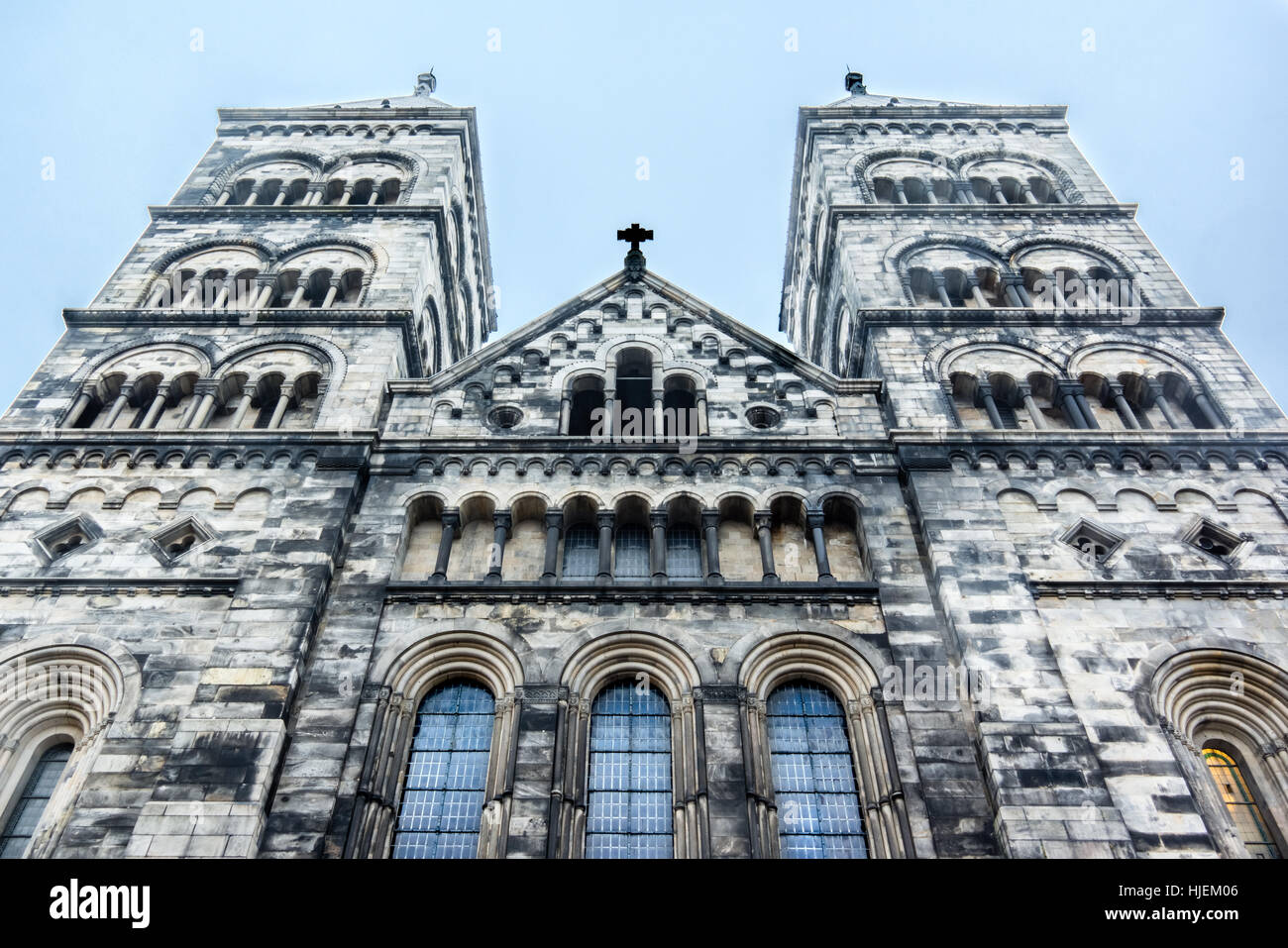 Façade ouest de la cathédrale de Lund sur fond de ciel bleu. Les tours sont appelés : les garçons de Lund. Banque D'Images