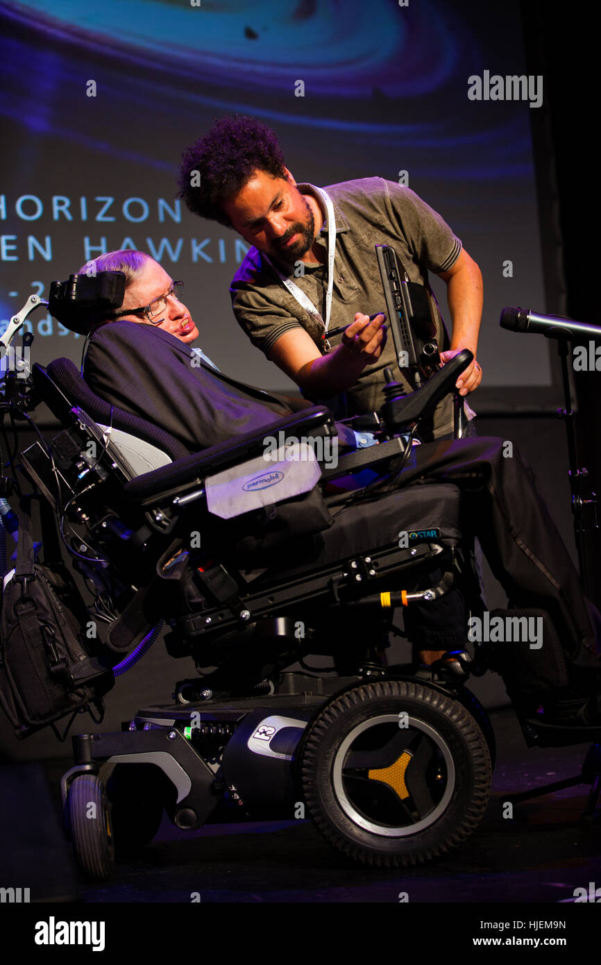 Le professeur Stephen Hawking, scientifique britannique, physicien de renommée mondiale avec son assistant, portrait Starmus festival 2016 Banque D'Images