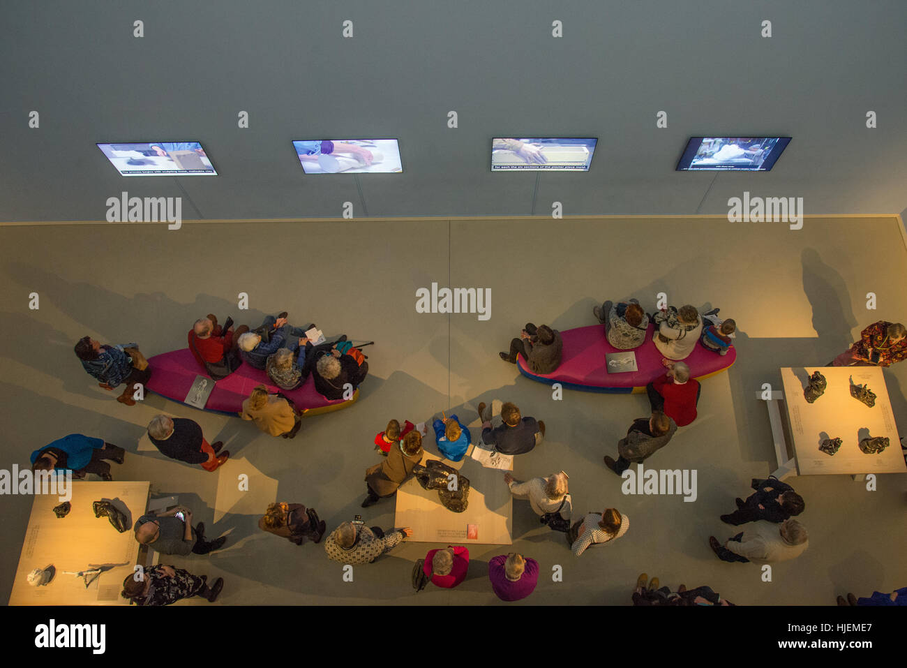 Les visiteurs à la recherche d'écran à info at museum groningen holland Banque D'Images