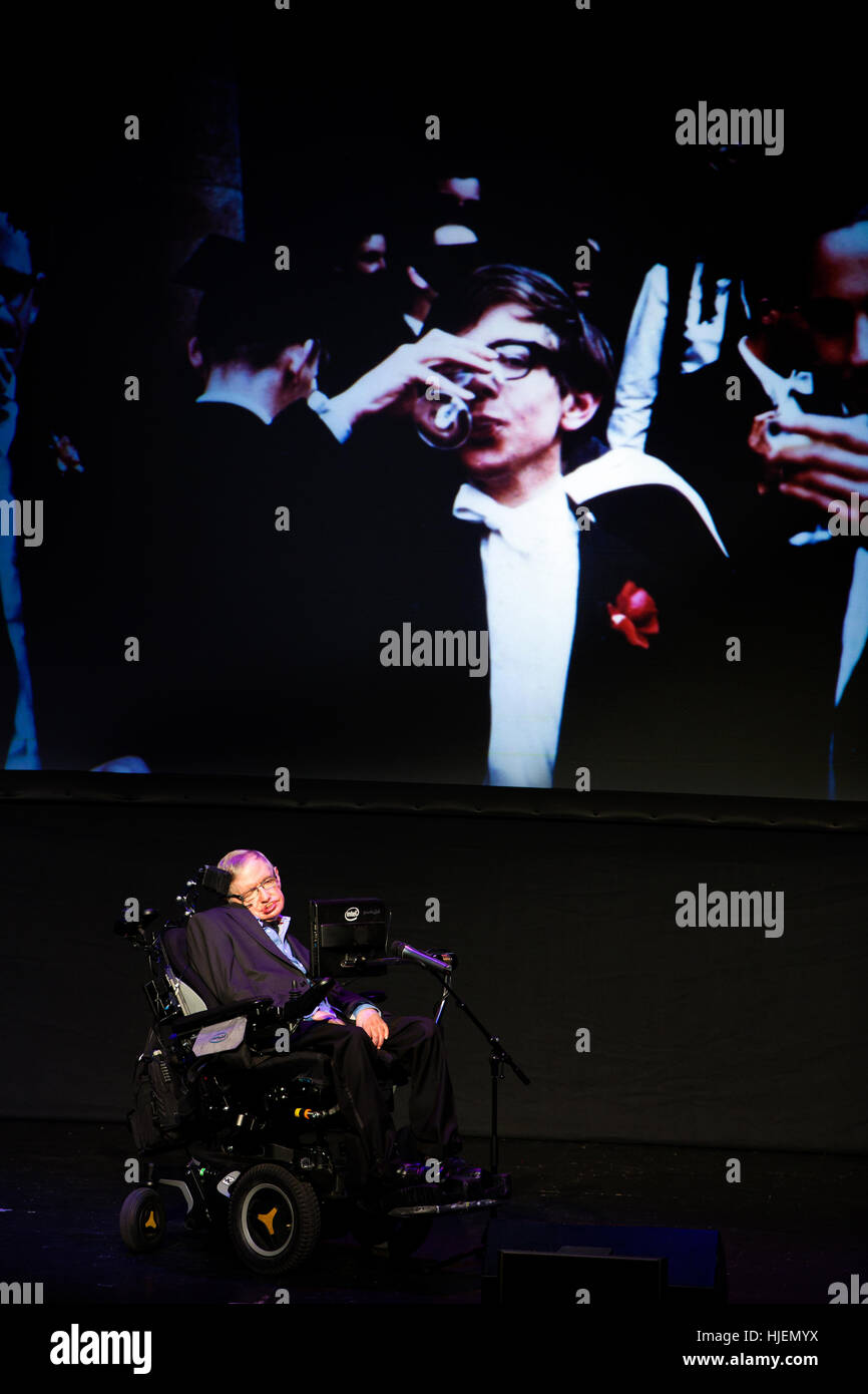 Le scientifique britannique Stephen Hawking, physicien de renommée mondiale, avec portrait photos de collège son jeune âge dans l'arrière-plan, festival Starmus Banque D'Images