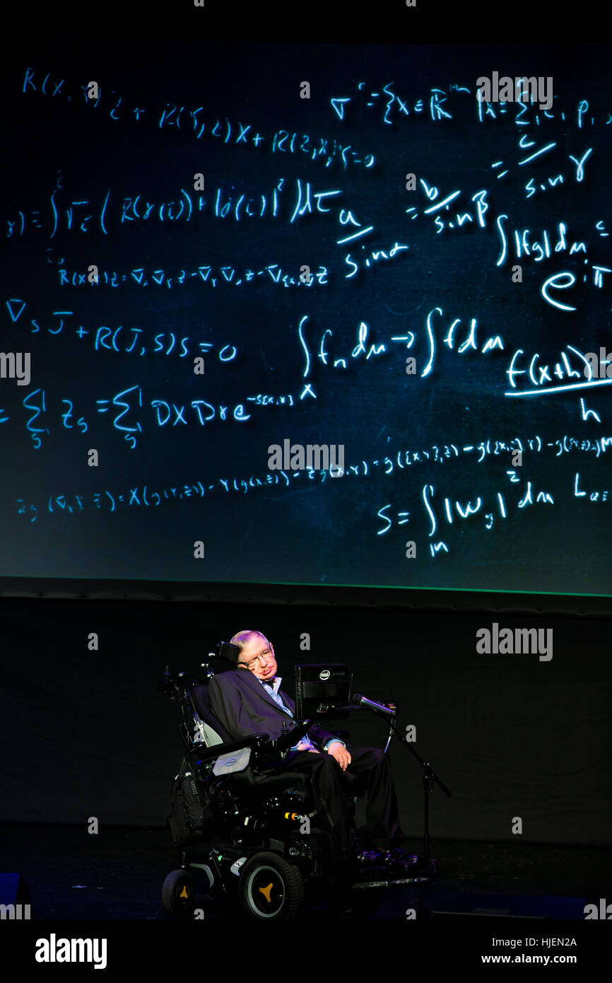 Le professeur Stephen Hawking, scientifique britannique, physicien de renommée mondiale portrait avec des formules mathématiques dans l'arrière-plan, Starmus festival 2016 Banque D'Images