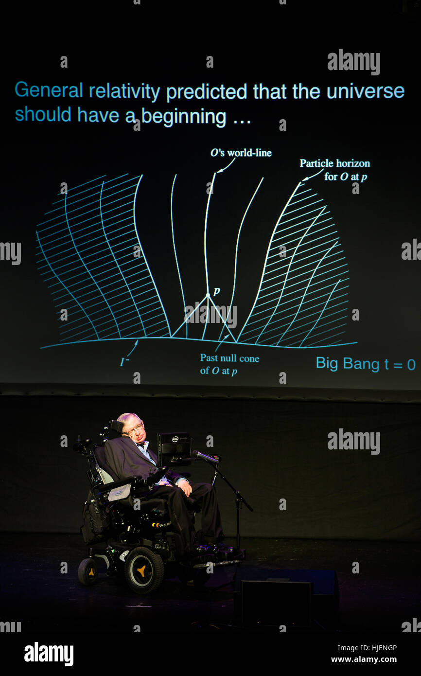 Le professeur Stephen Hawking, scientifique britannique, physicien de renommée mondiale portrait avec la relativité générale début de l'univers projection dans l'arrière-plan Banque D'Images
