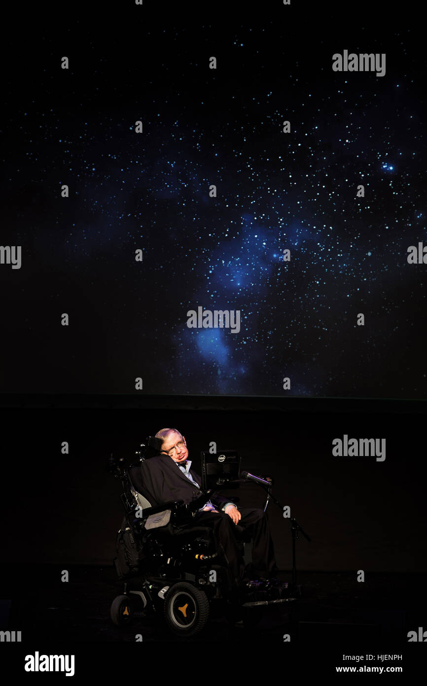 Le professeur Stephen Hawking, scientifique britannique, physicien de renommée mondiale portrait symbolique avec l'univers projection dans l'arrière-plan, festival Starmus Banque D'Images