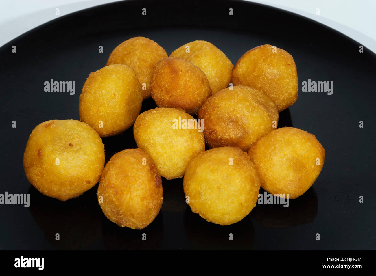 Snack-thaï, boules de pommes de terre frites sur la plaque noire.jpg Banque D'Images