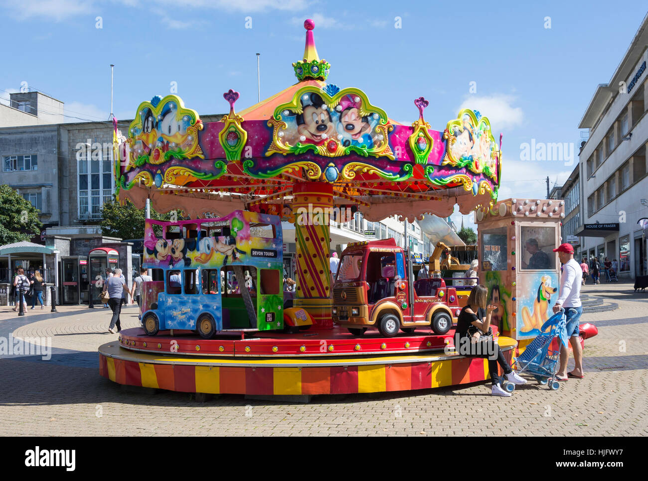 Children's carousel ride sur Armada Way, Plymouth, Devon, Angleterre, Royaume-Uni Banque D'Images