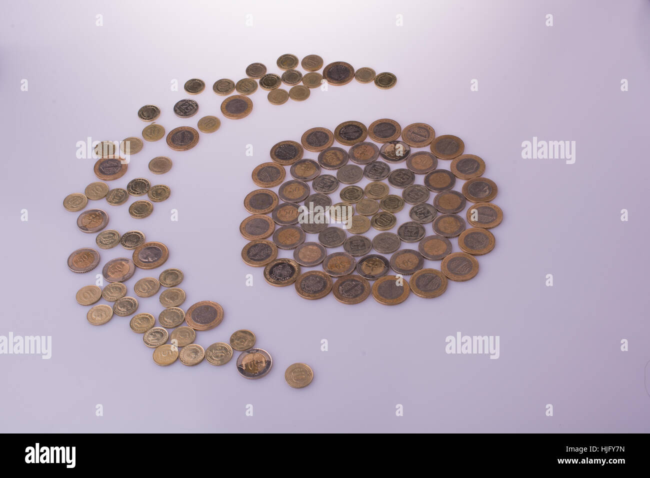 Lire turque forme un croissant de pièces autour d'un objet cercle sur fond blanc Banque D'Images
