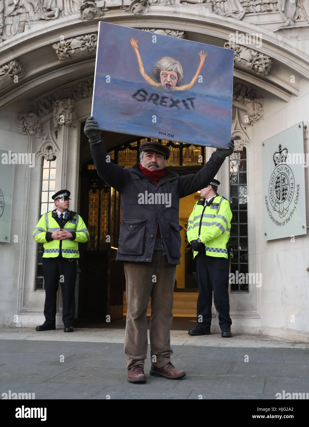 Artiste satyrique Kaya Mar avec l'une de ses peintures à l'extérieur de la Cour suprême de Londres où les juges britanniques les plus hauts se règle si Theresa May a le pouvoir de déclencher le processus officiel pour l'UK's sortie de l'Union européenne. Banque D'Images