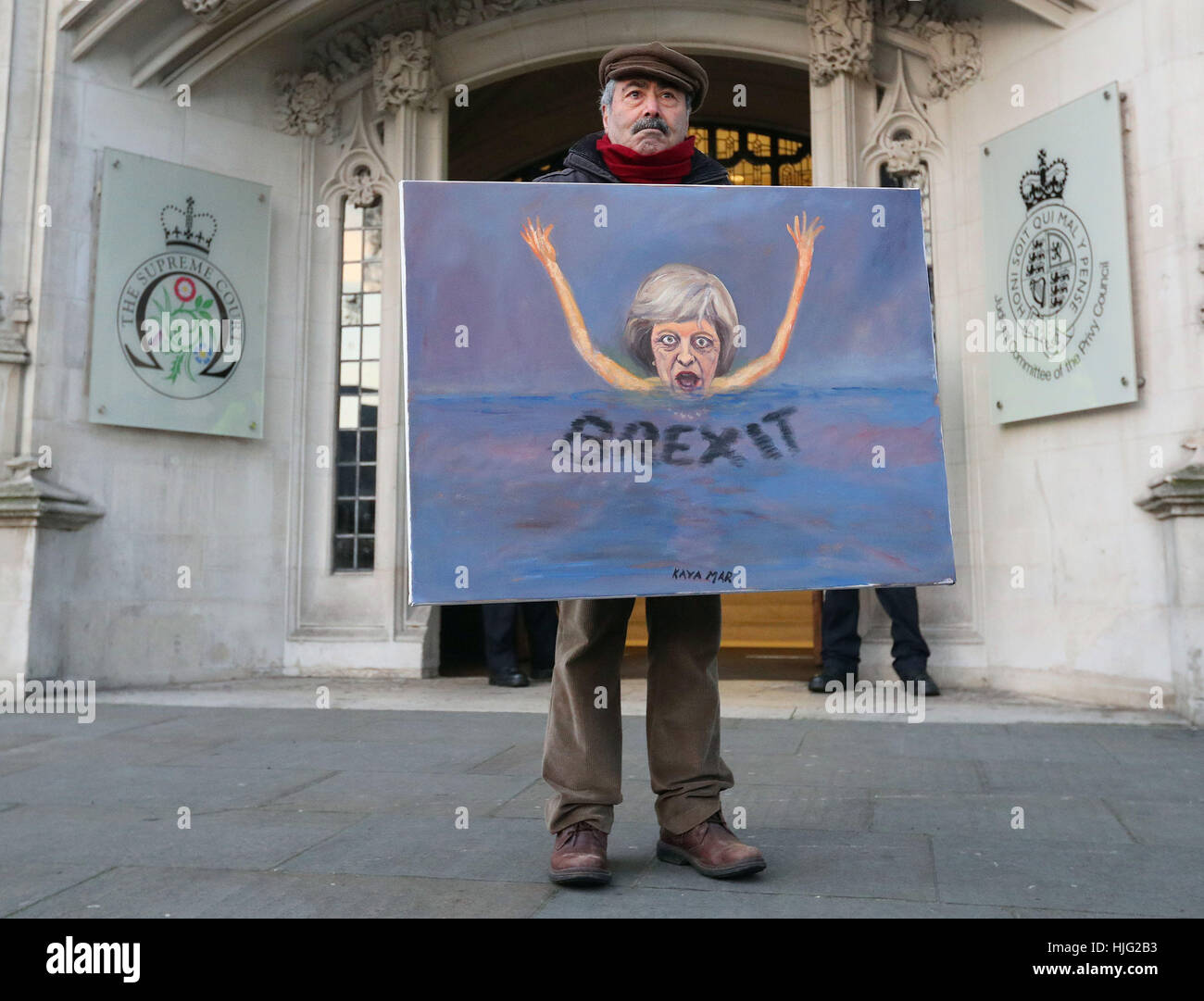 Artiste satyrique Kaya Mar avec l'une de ses peintures à l'extérieur de la Cour suprême de Londres où les juges britanniques les plus hauts se règle si Theresa May a le pouvoir de déclencher le processus officiel pour l'UK's sortie de l'Union européenne. Banque D'Images