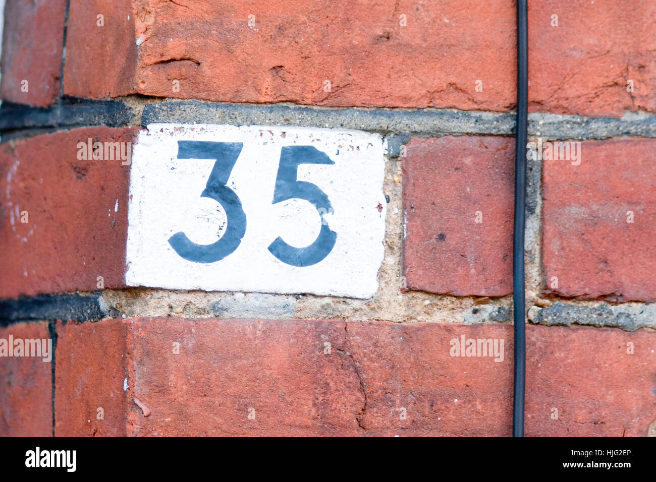 Numéro de maison 35 inscription peinte en noir sur fond blanc sur le mur Banque D'Images